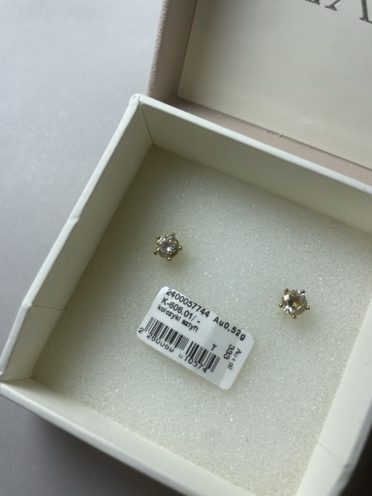 Złote kolczyki Apart