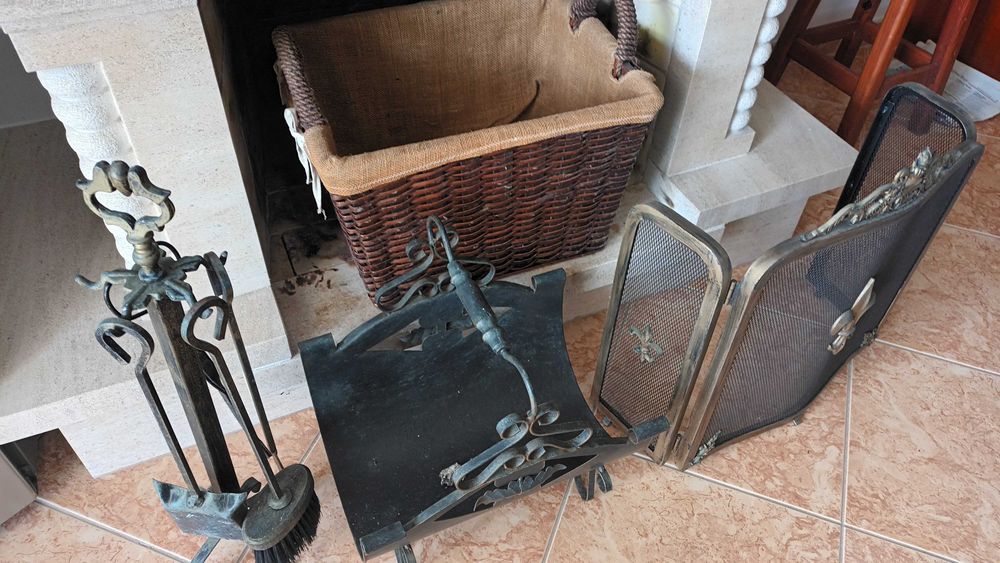 Conjunto de artigos para lareira.