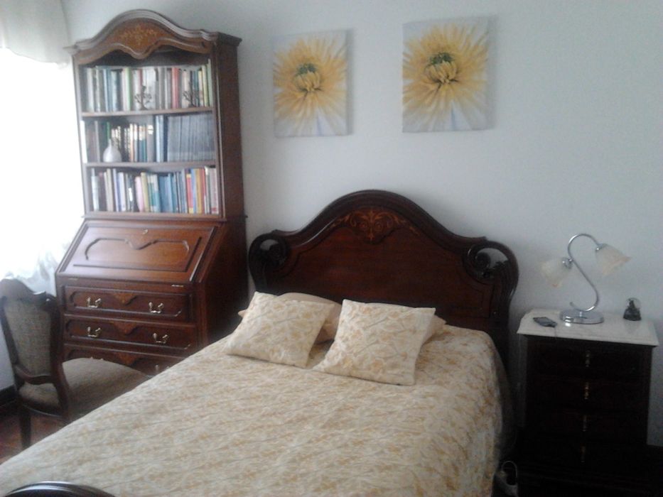 Mobília de quarto em madeira