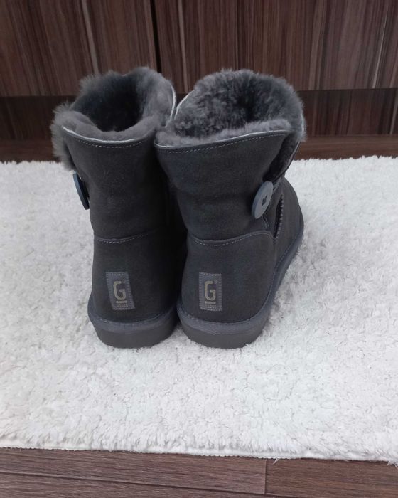 Жіночі зимові уггі