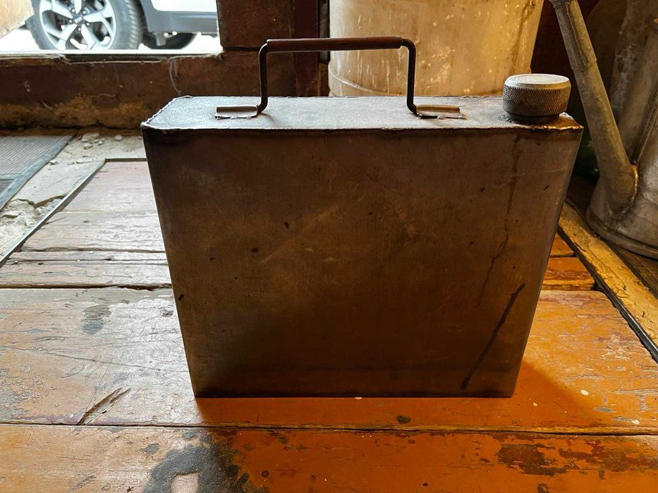 Продам канистру 10 литров