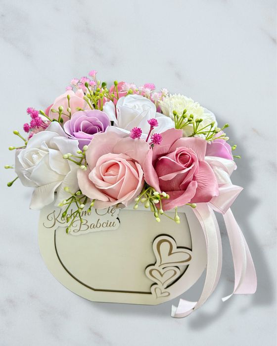 Box z kwiatami mydlanymi na Dzień Babci