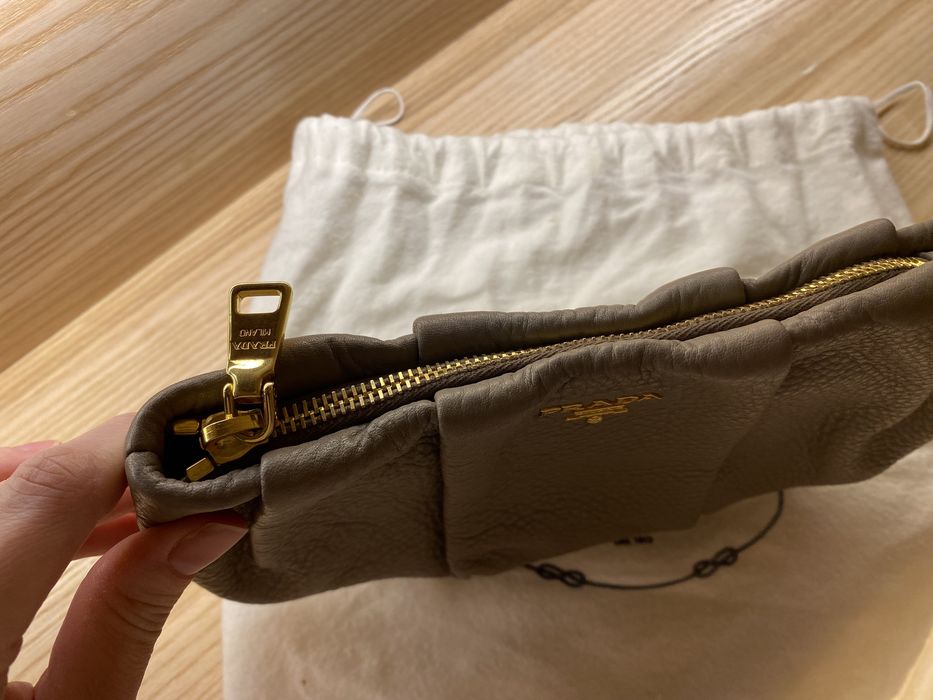 Клатч Prada бежевый