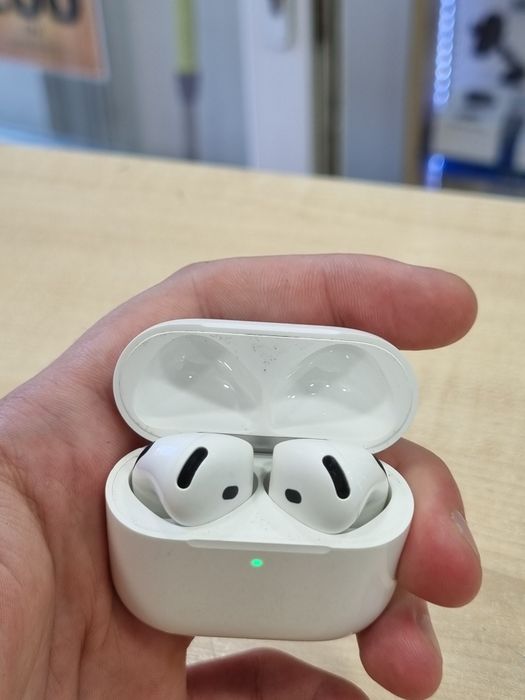 Наувшник Airpods 4 в гарному стані