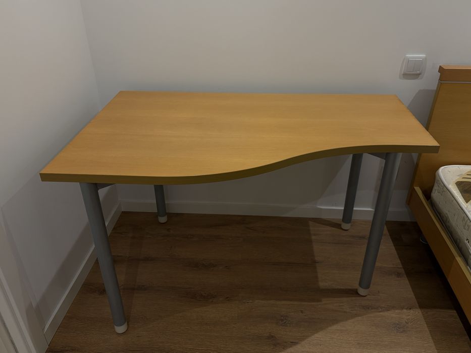 Cama solteiro, colchão, mesa cabeceira e secretária em faia.