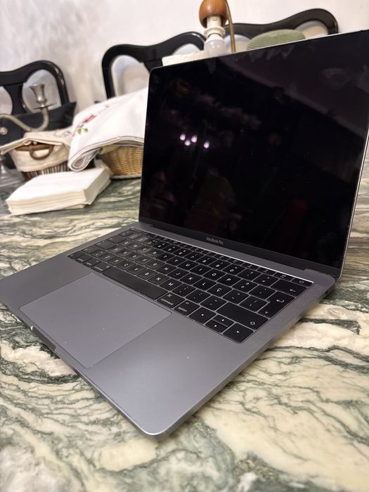 MacBook Pro 13” A1708 (EMC 2978) – Para Reparar ou Usar com Monitor Externo