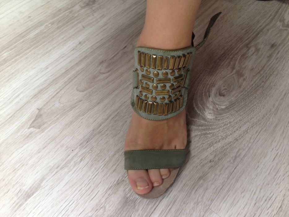 Sandałki khaki firmy Lanqier