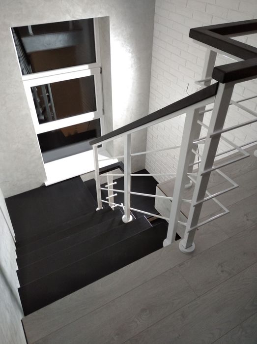 Сходи лофт металевий каркас сходинки перила лестница драбина