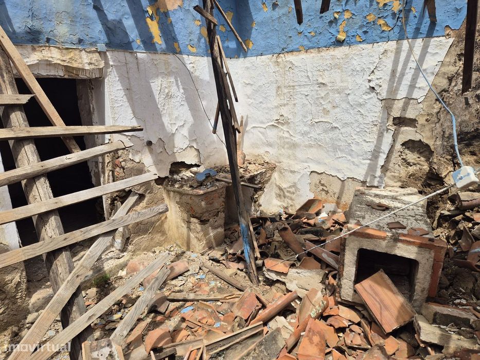 Moradia terrea para reconstruir na Aldeia dos Fernandes
