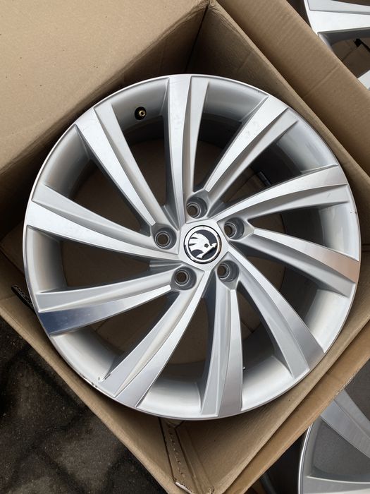Felgi 18 cali Skoda Octavia III IV 5E3 oryginał ŁADNE