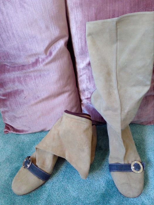 Botas em camurça sola de pele cor beje claro