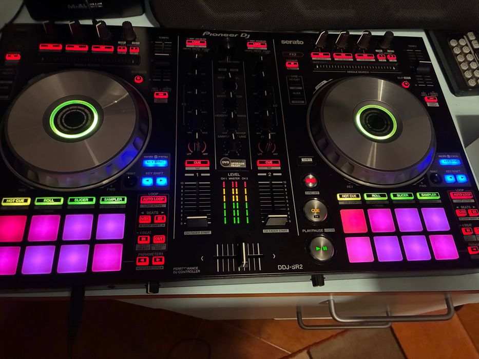 Controladora Pioneer SR2 com tampa, mala e headphones Beats e SEENHEISER