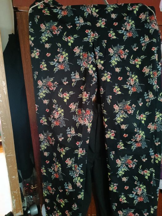 Продаются брюки стрейчевые 50-52 размера.