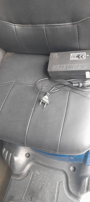 Skuter elektryczny trzykołowy