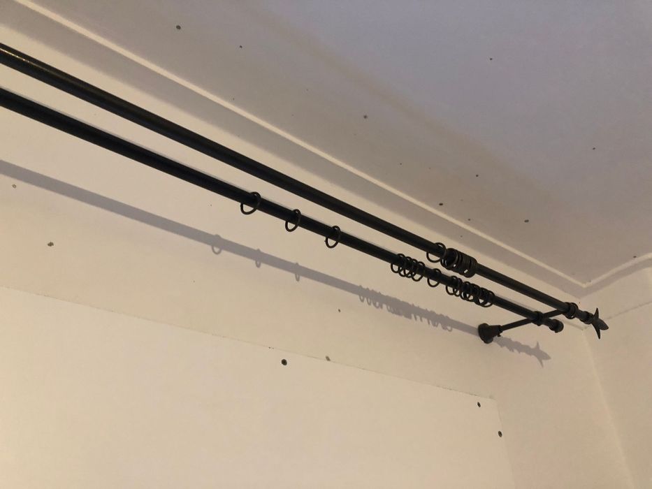 Varão para cortinados.