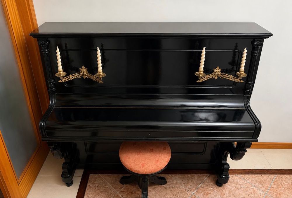 Piano antigo com banco a combinar conjunto.