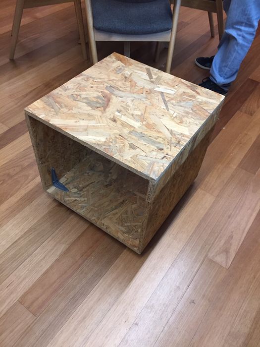 Cubo de apoio com rodas osb