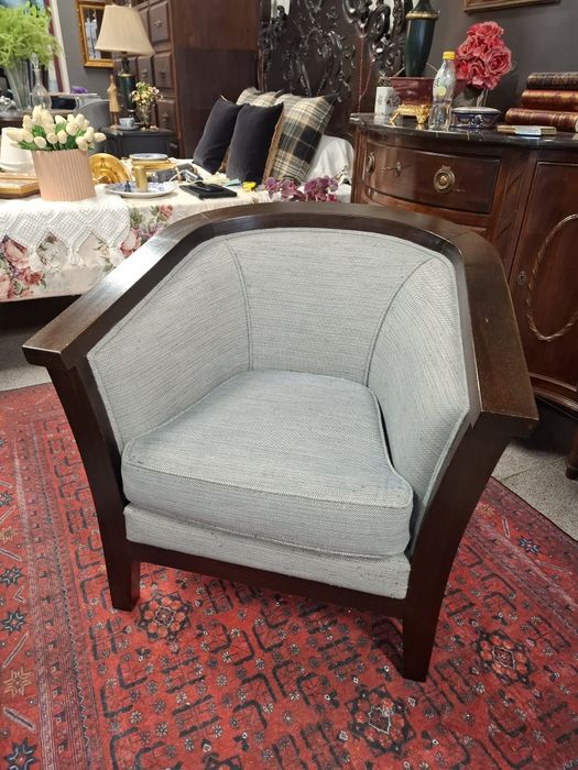 Poltrona contemporânea em madeira maciça.