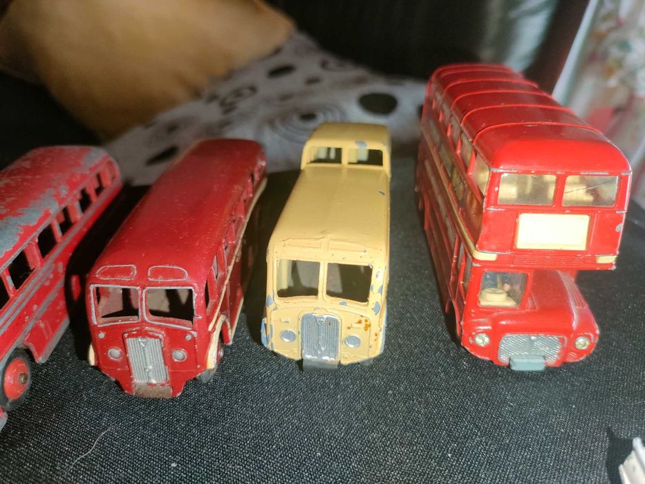 Autocarros Dinkys e Corgi