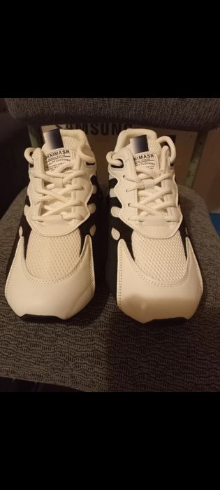 Кросовки білі НОВІ 42Р.