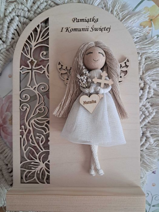 Makrama. Anioł Stróż na stojaku. Pamiątka z okazji Komunii Świętej