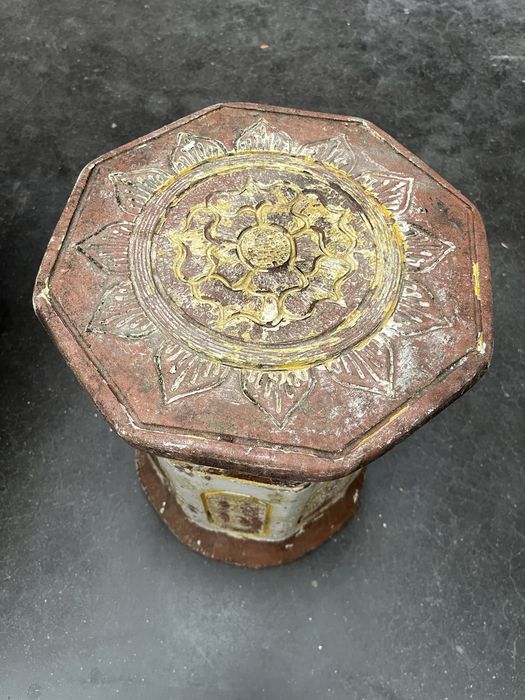 Bastante invulgar conjunto de mesa e bancos orientais em terracota
