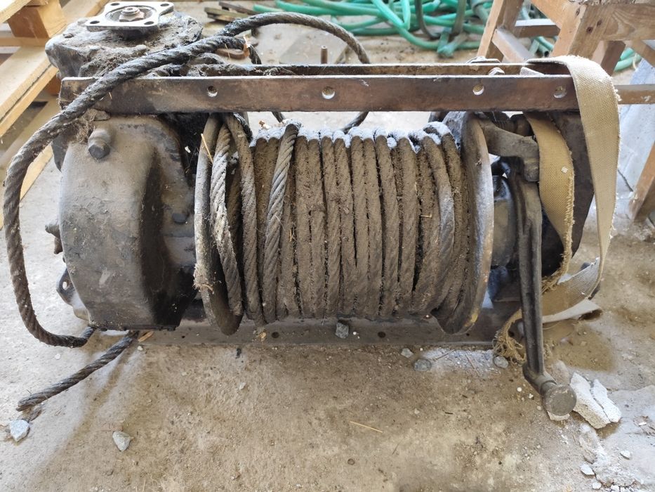 Лебідка на ГАЗ- 66  або ЗИЛ можливо   стояла на камазі позаду прак