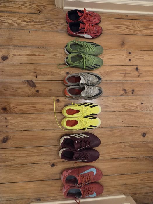 Chuteira size 33 35 37 38 39

20 € por par ou 100 € por todas.
Preço fixo, não negociável.

- Puma vermelhas — tamanho 33
- Adidas verdes — tamanho 35
