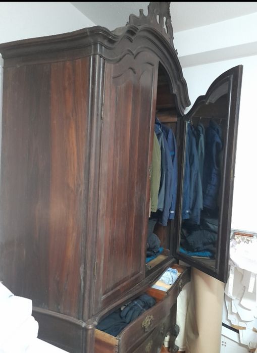 Roupeiro de madeira pau santo