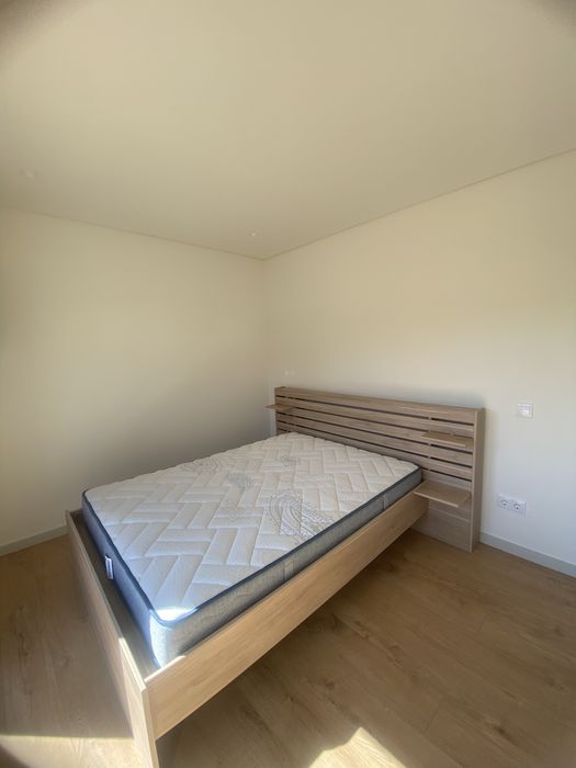 Cama e colchão semi-novos