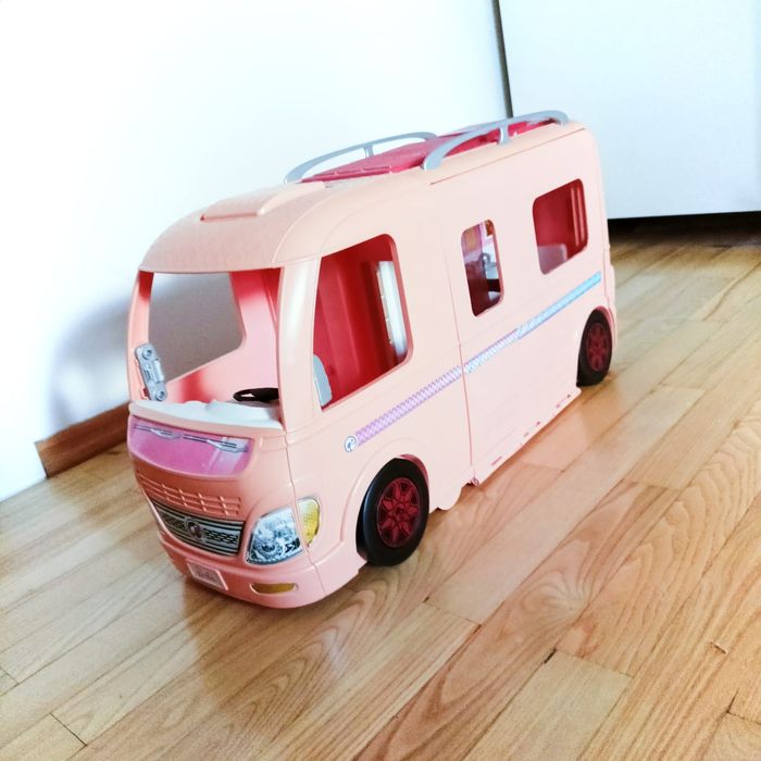 Wymarzony kamper Barbie + lalki