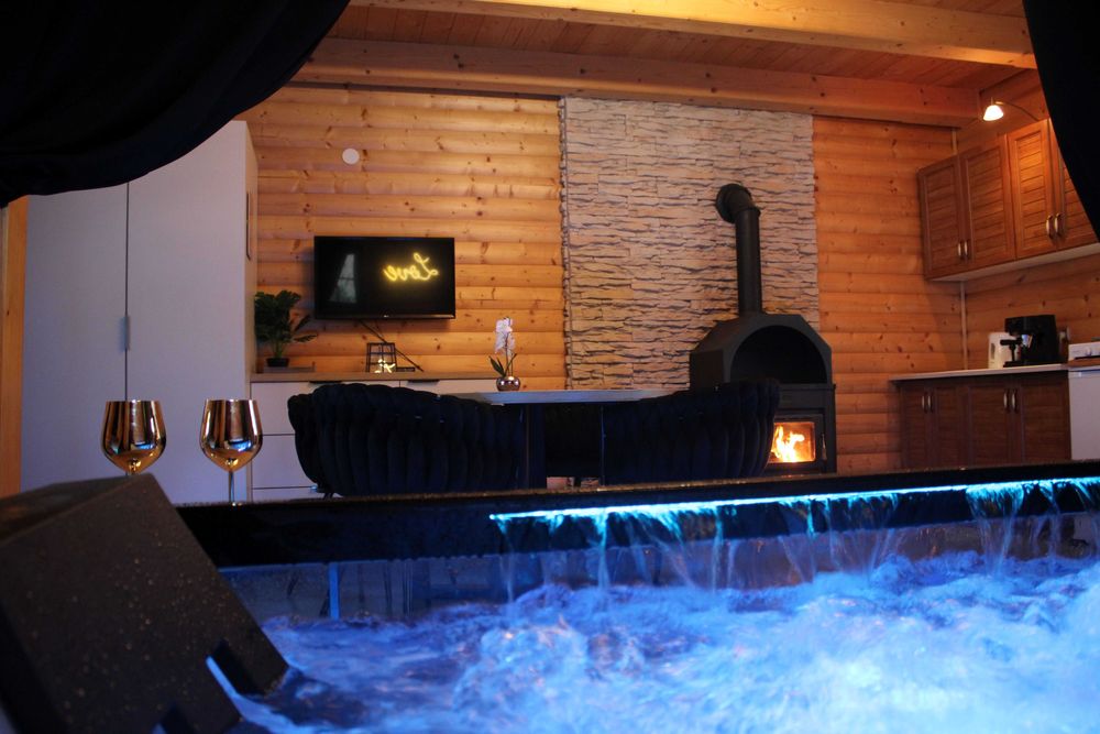 Apartament 4-osobowy z jacuzzi na wyłączność, domek balkon kominek
