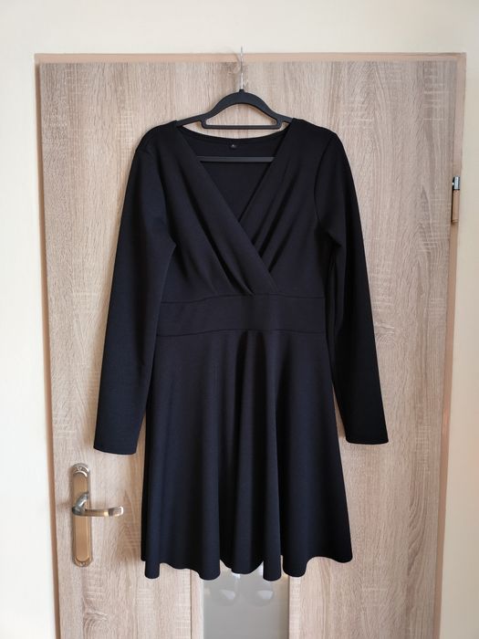 Czarna sukienka rozkloszowana