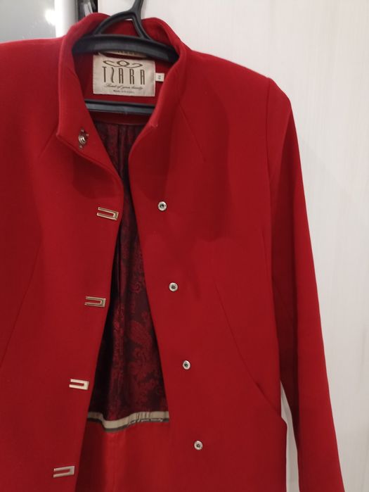 Женское красное пальто