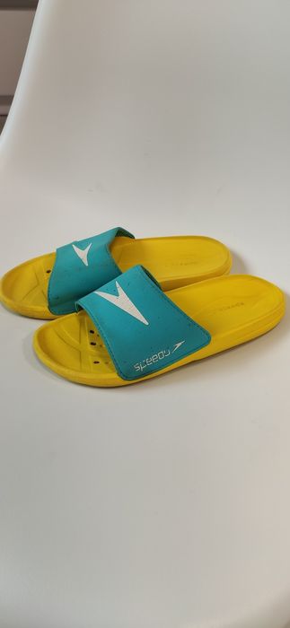 Шльопанці для басейну