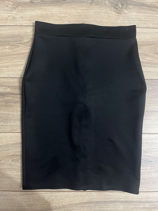 Спідниця чорна, розмір М, взаді на блискавці