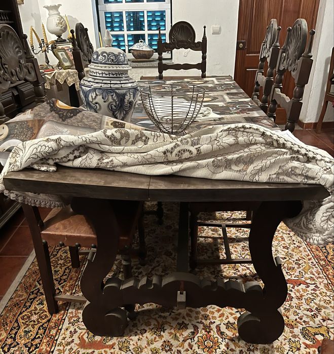 Conjunto Mesa madeira para sala e 6 cadeiraa vom estofo em pele