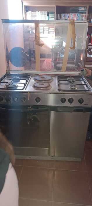 Fogão Misto Zanussi em Inox (4 Bicos a Gás + 2 Placas Elétricas) com Forno
