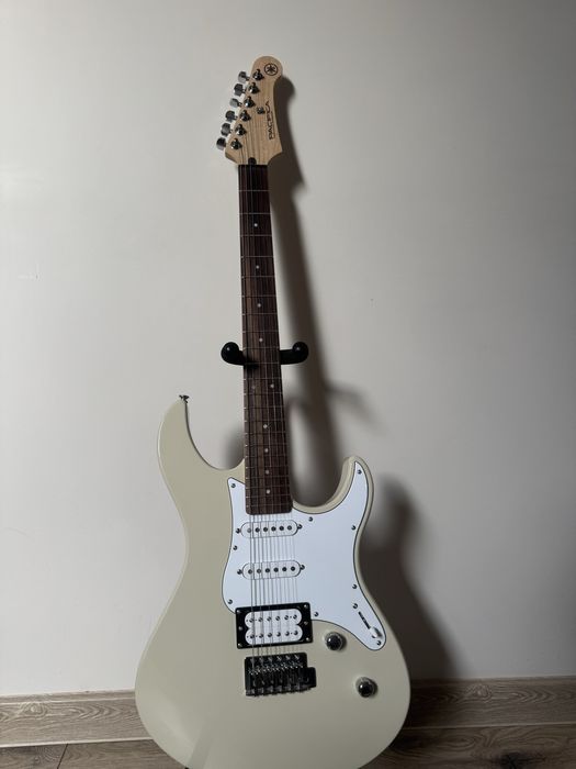Yamaha Pacifica 112V Vintage White E-Gitara + Zestaw: wzmacniacz, Sluchawki, Stojak, Kabel, uchwyt na szyje,