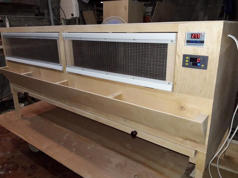 Брудер, ясли, клетка для цыплят.