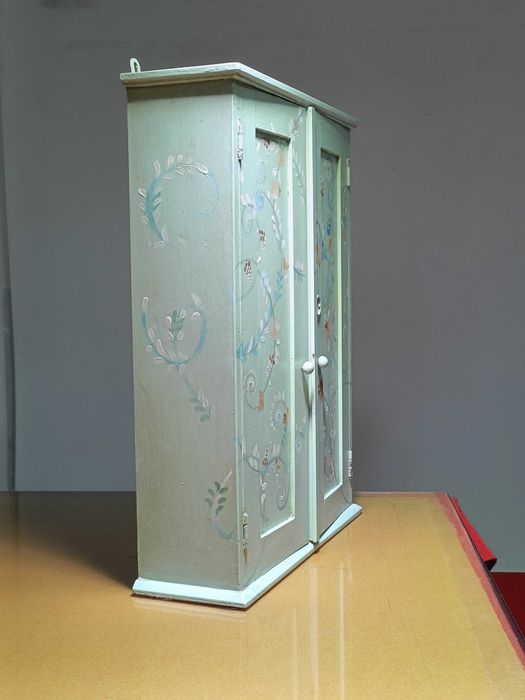 Armário de madeira antigo