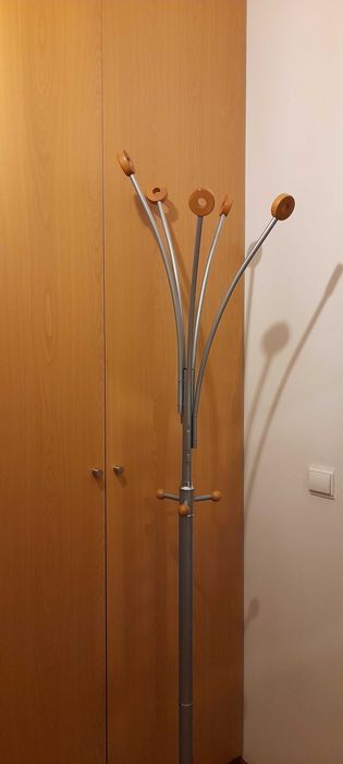 bengaleiro alto com pé em mármore