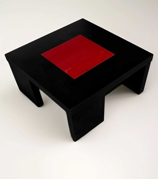 Mesa de centro robusta com vidro vermelho – 50€ (Viana do Castelo)