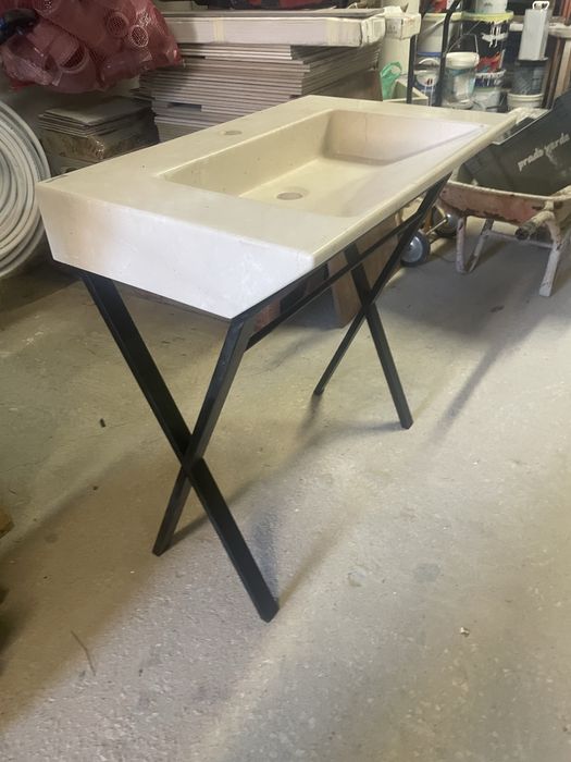 Wc ,Bancada em pedra  cor creme toda maciça nova