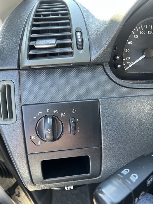 Vendo Mercedes-Benz Vito, furgão comercial, em cor branca.