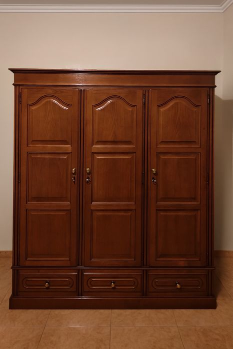 Roupeiro - Guarda roupa em madeira de castanho