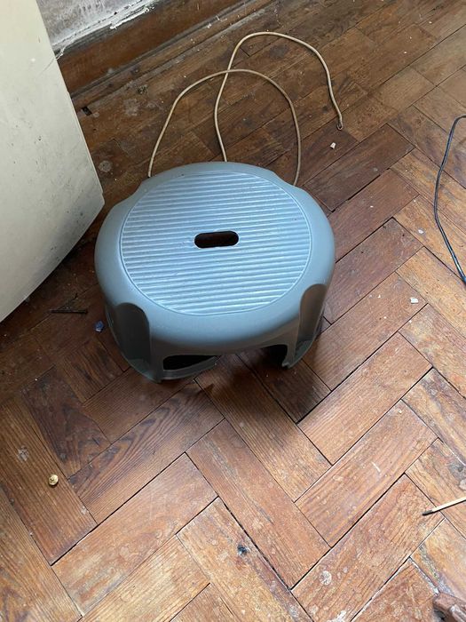 banquinho para subir as prateleiras cinzento