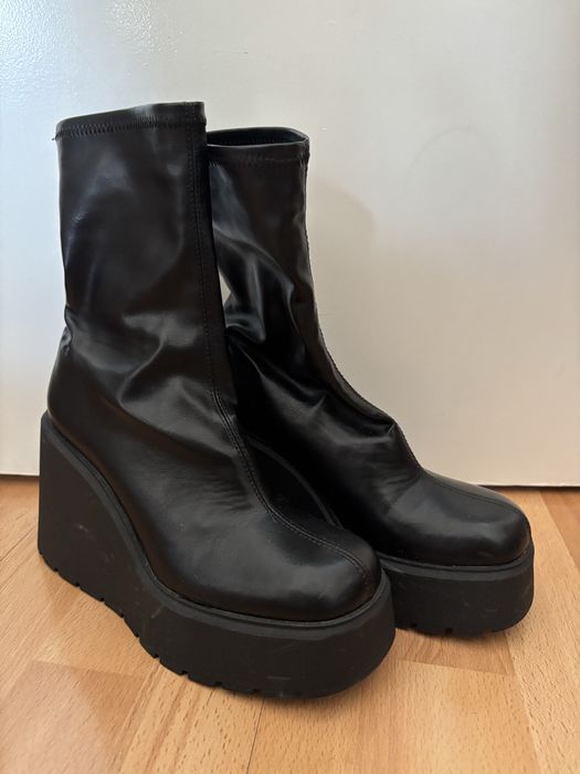 Czarne botki na wysokiej platformie BERSHKA rozmiar 37