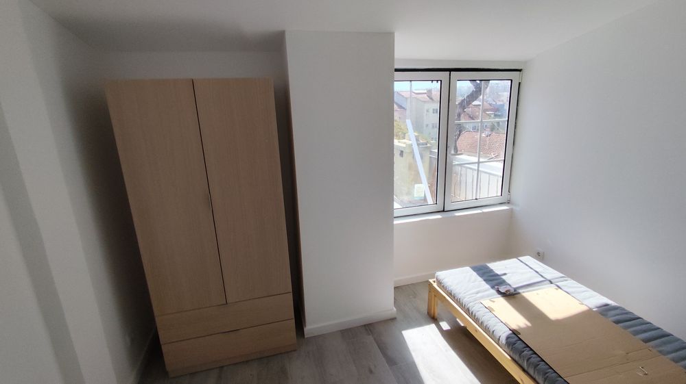 Quarto  em Almada. Romeira. 290 Euros