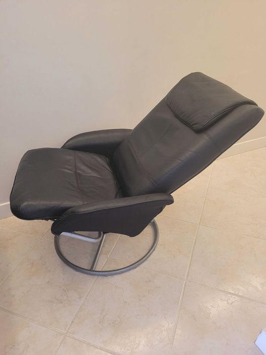 Conjunto 2 Poltronas em Pele IKEA + Mesa apoio IKEA